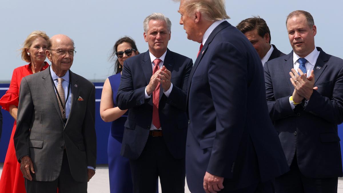 El líder de la minoría republicana en el Congreso, Kevin McCarthy (centro), aplaude al expresidente Donald Trump.