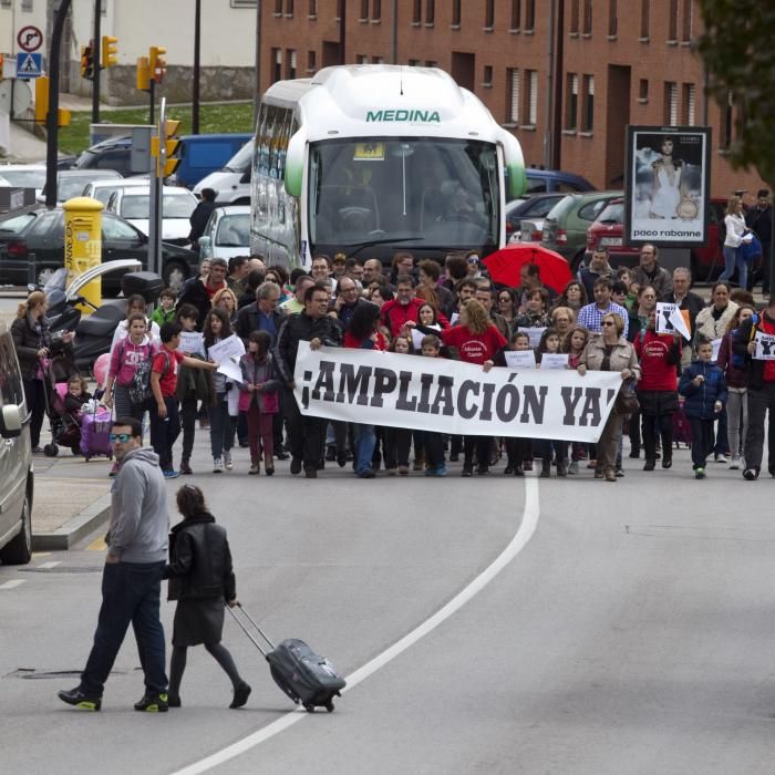 Manifestación para exigir la ampliación del IES Roces y del Colegio Alfonso Camín