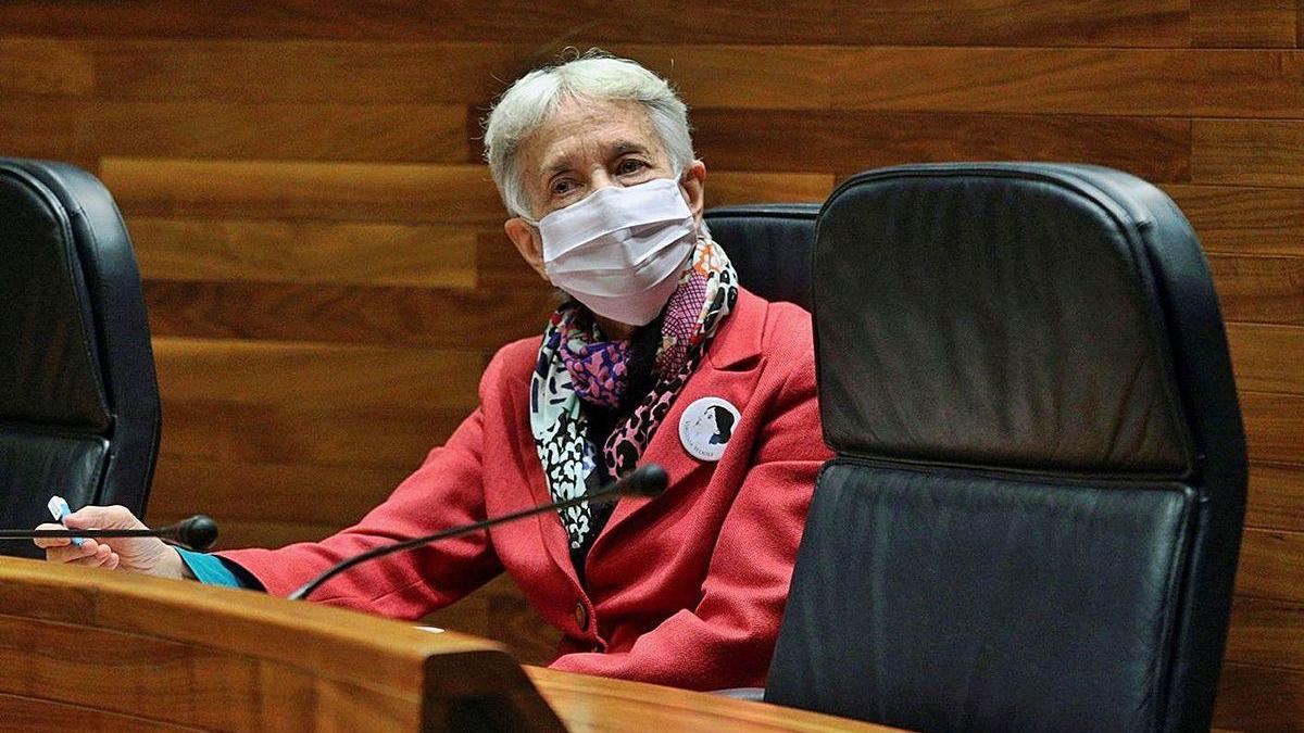 La consejera de Educación, Carmen Suárez, escucha el debate sobre su reprobación.