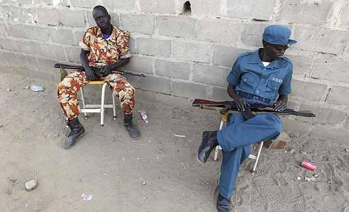 Dos policies resguarden un centre de votació a Iuba (Sudan)