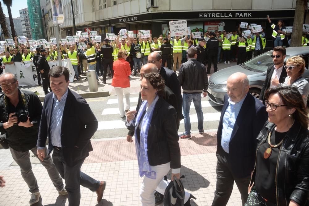 Protesta de Ence a las puertas de un mitin de Valerio en Pontevedra