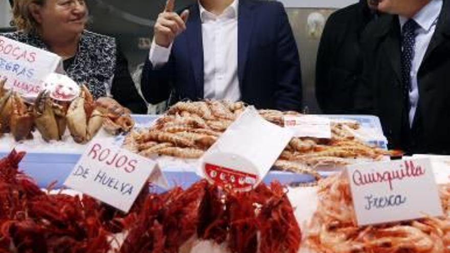 Albert Rivera, ayer en el Mercado Central de Valencia.