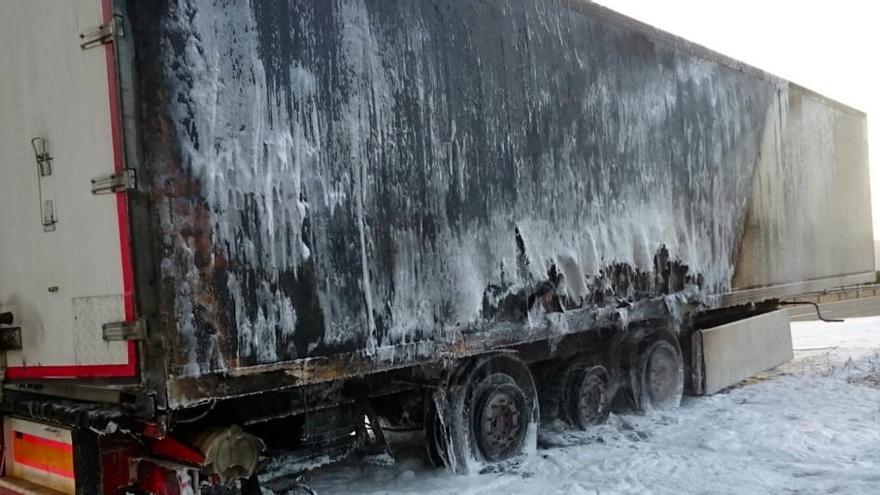 Arde en la autovía un camión cargado de limones