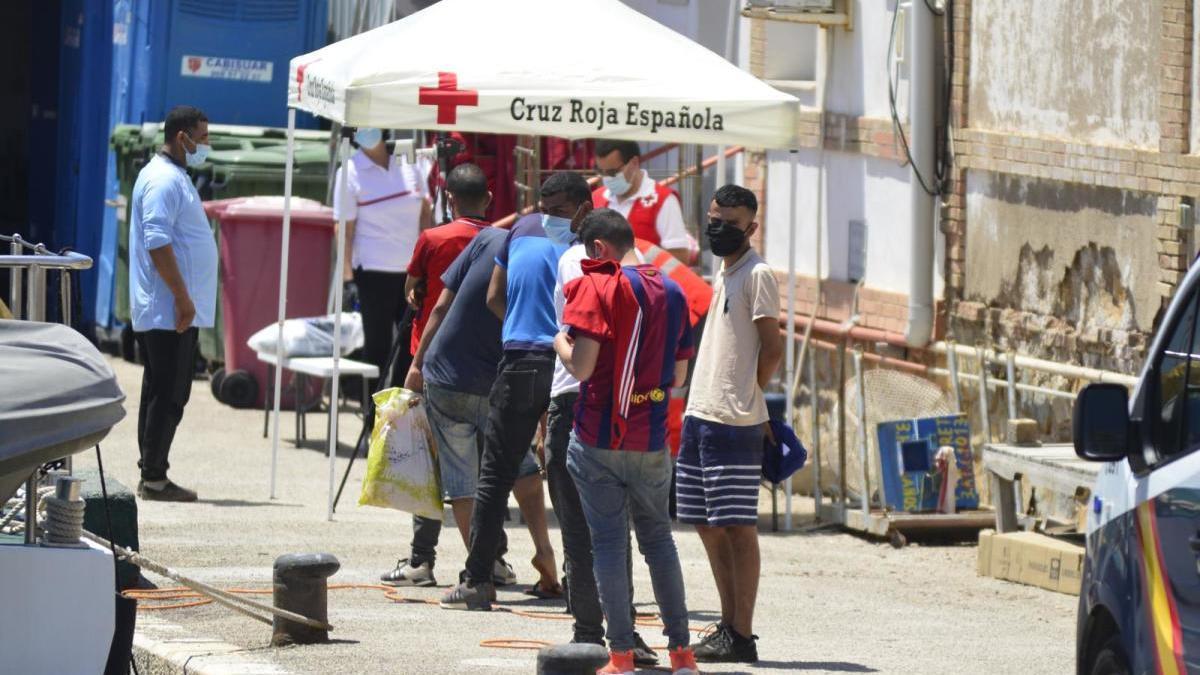 Inmigrantes esperan en el puerto de Santa Lucía, este martes por la mañana.