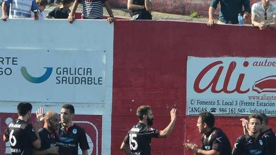 Los jugadores del Langreo festejan el tanto de Aimar Gulín.