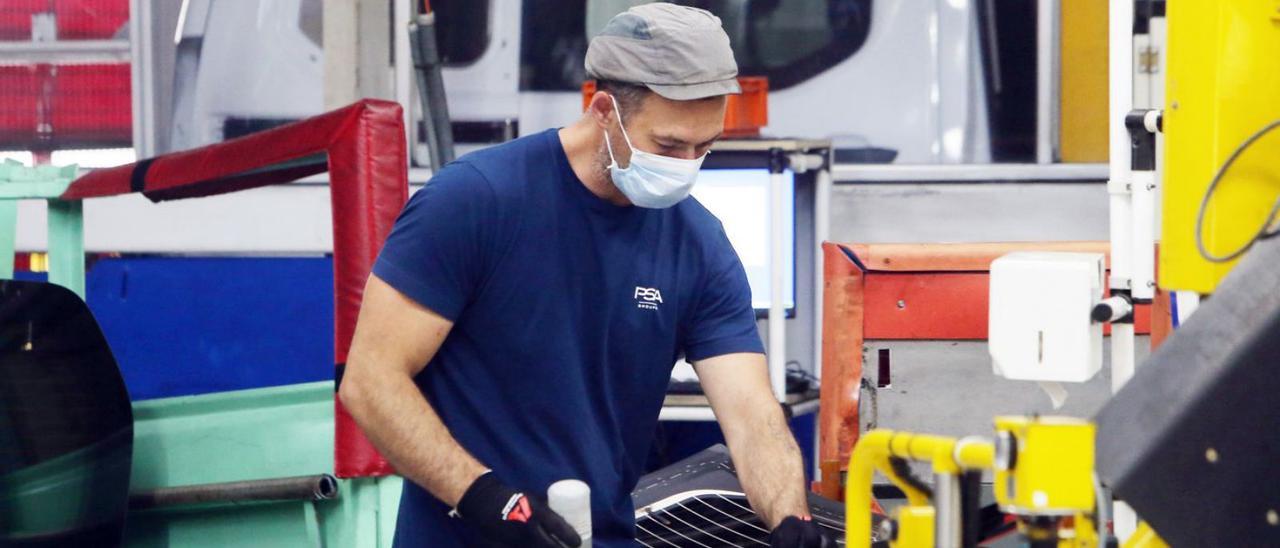 Un trabajador de la planta de Vigo del grupo Stellantis. / MARTA G. BREA