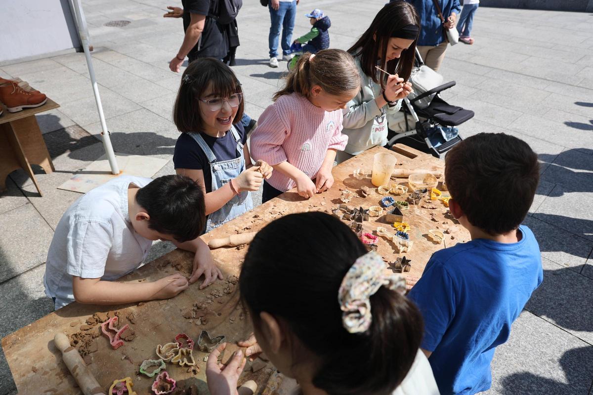 Los niños elaboraron a mano piezas de barro con la ayuda de moldes.