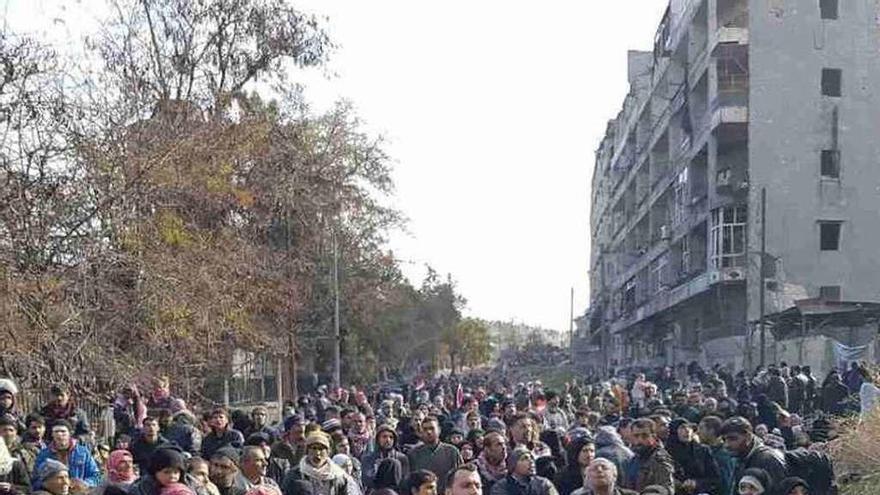 Multitud agolpada en una calle de Alepo con la intención de ser evacuada de la zona, castigada sin freno por fuerzas rusas y sirias. // Efe