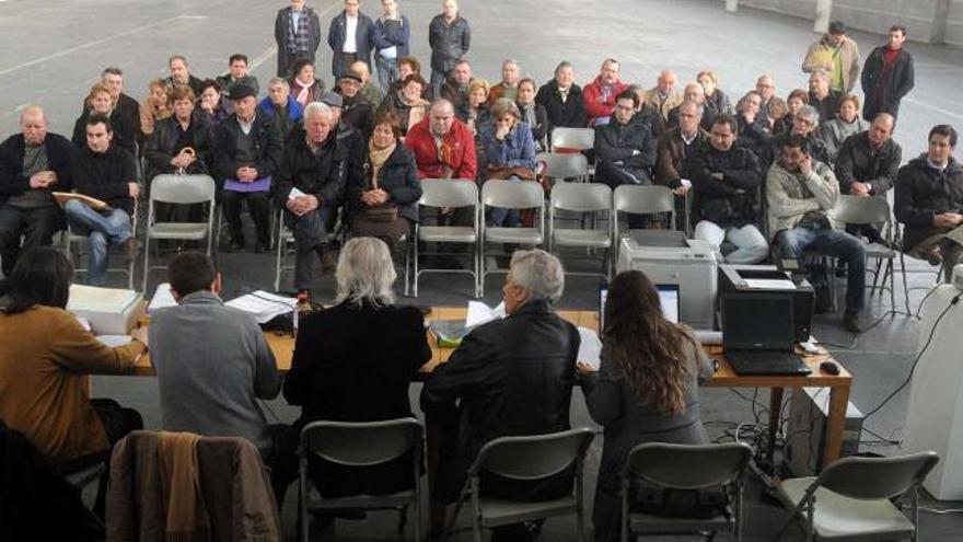 Medio centenar de afectados acudieron a la convocatoria de las comisiones de       deslinde entre Pontevedra y Poio celebrada ayer en el Recinto Ferial.  // R. Vázquez