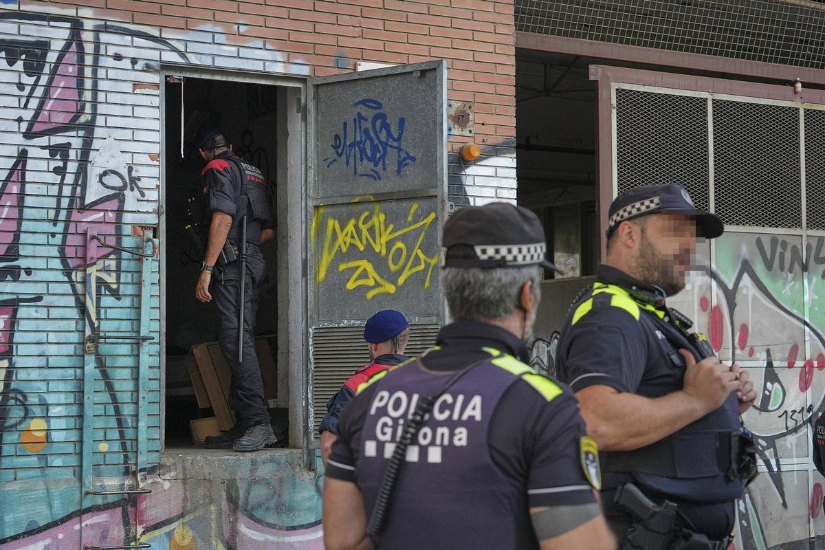 Les imatges del desallotjament de les persones sense llar a l'antiga fàbrica Simon