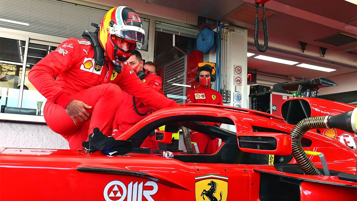 Carlos Sainz subiéndose al Ferrari