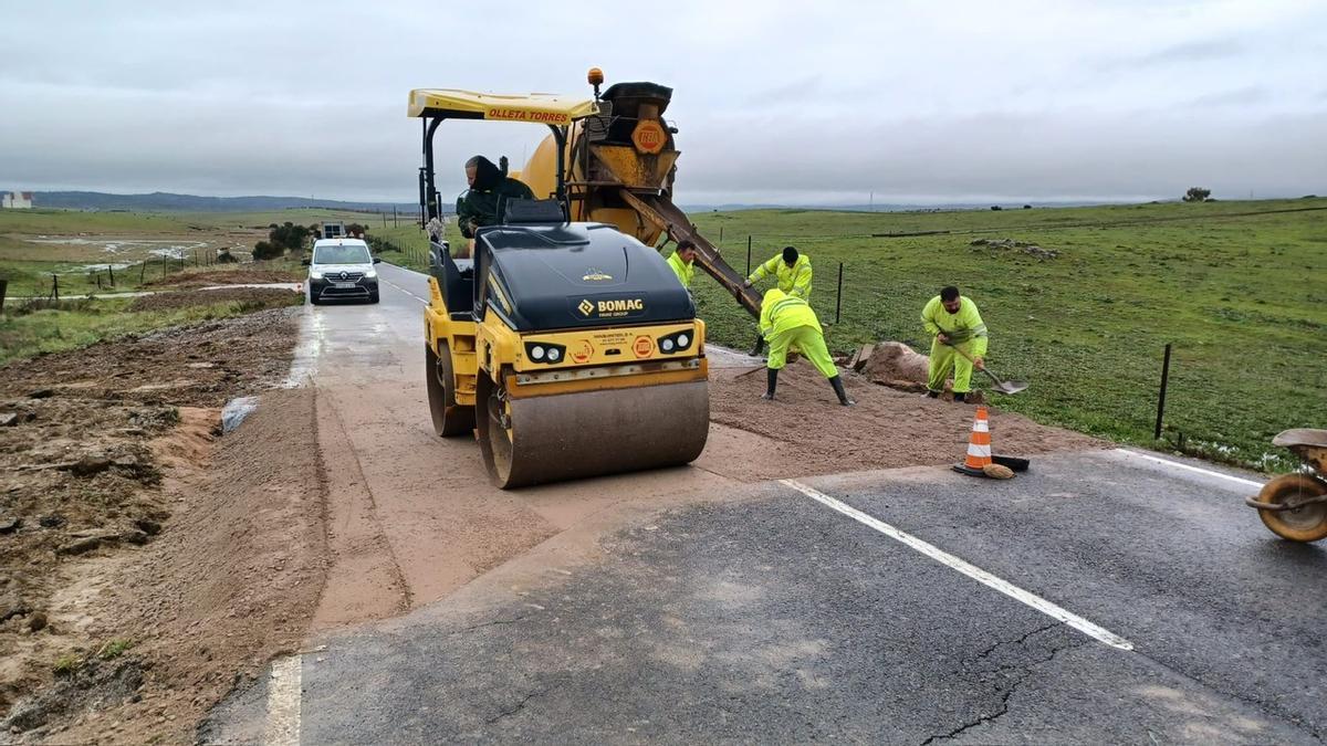 Fotogalería | La carretera del socavón entre Ibahernando y Trujillo se abre este jueves al tráfico Fotogalería | La carretera del socavón entre Ibahernando y Trujillo se abre este jueves al tráfico