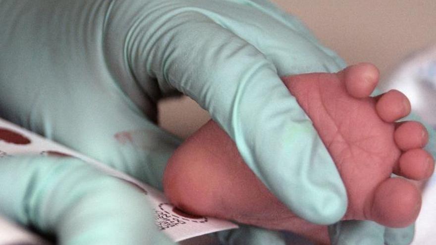 Una enfermera realiza la prueba del talón a un recién nacido. |   // EUROPA PRESS