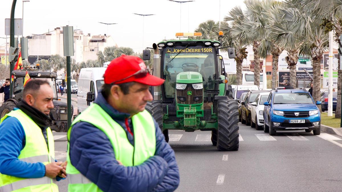 Agricultores, en la protesta, este martes.