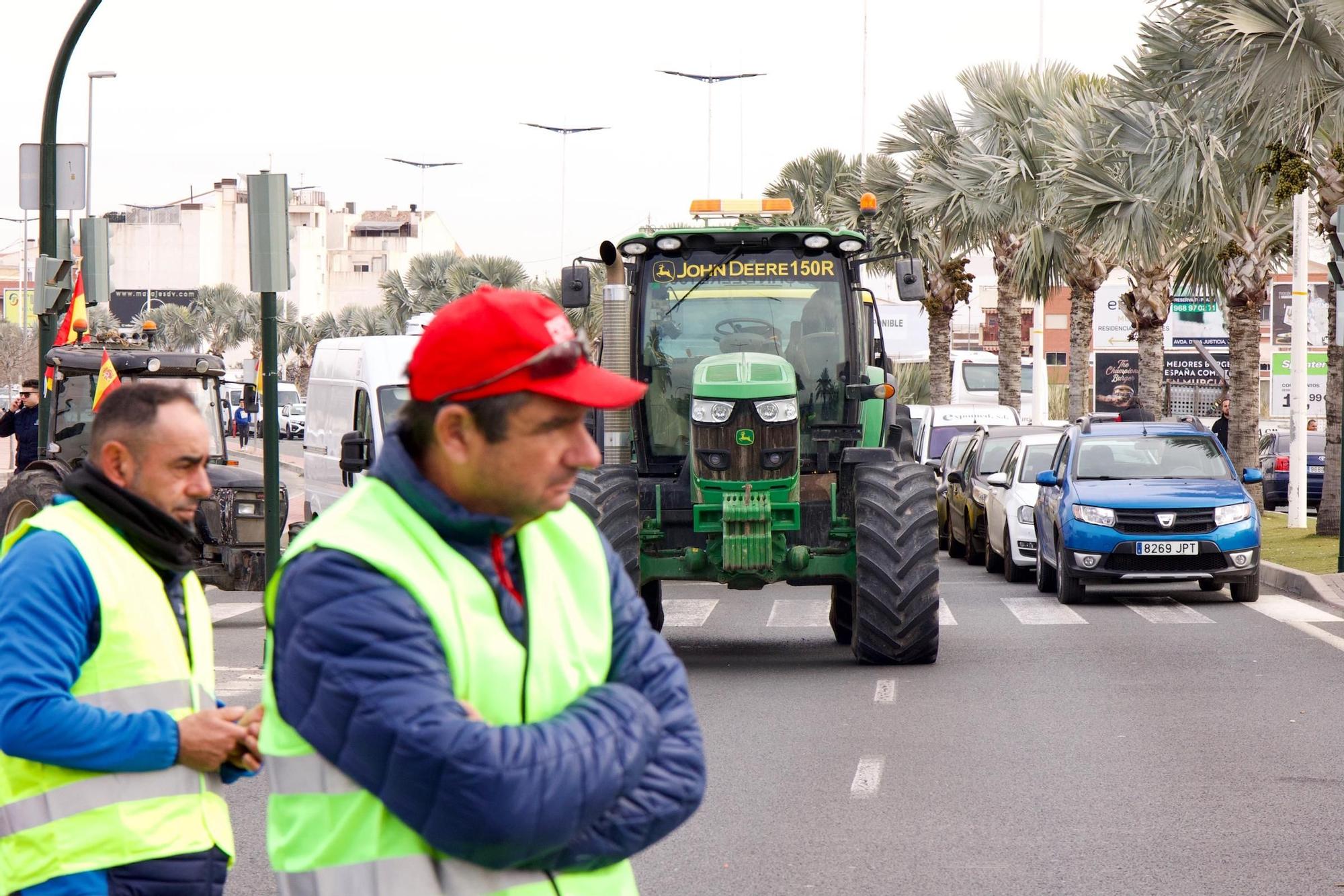 Las imágenes de la protesta de agricultores que ha colapsado el tráfico en Murcia