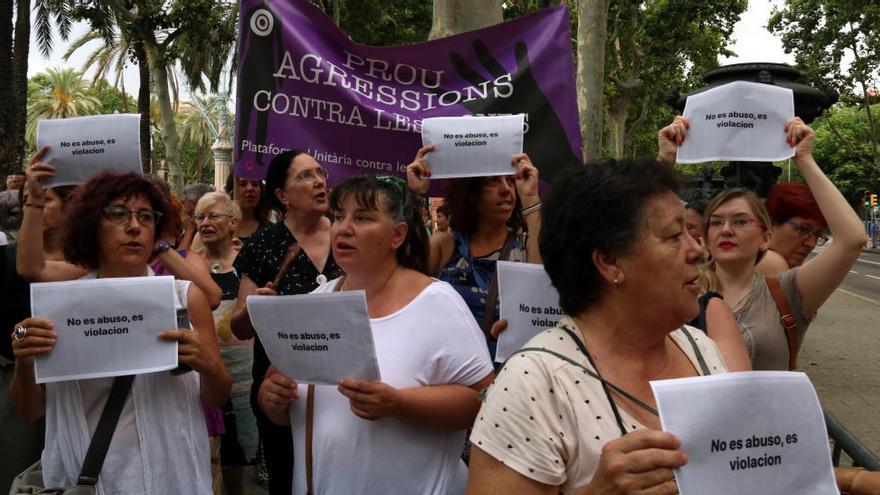 Concentració a les portes de l&#039;Audiència de Barcelona en suport a la víctima de «la Manada» de Manresa