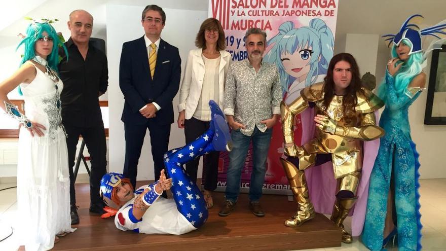 Los organizadores de Murcia se ReManga, Jorge Gómez y Juan Álvarez, con Marta López Briones, Jesús Pacheco y un grupo de ´cosplayers´.