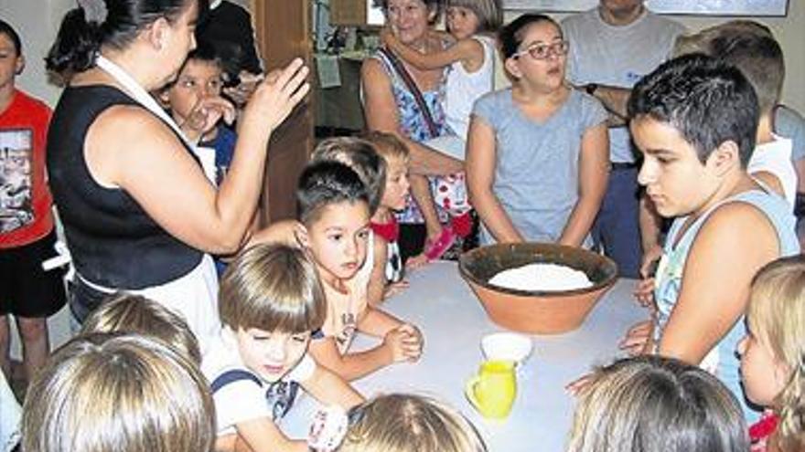 LOS NIÑOS AMASAN EL PAN EN LAS  FIESTAS DE LLUCENA