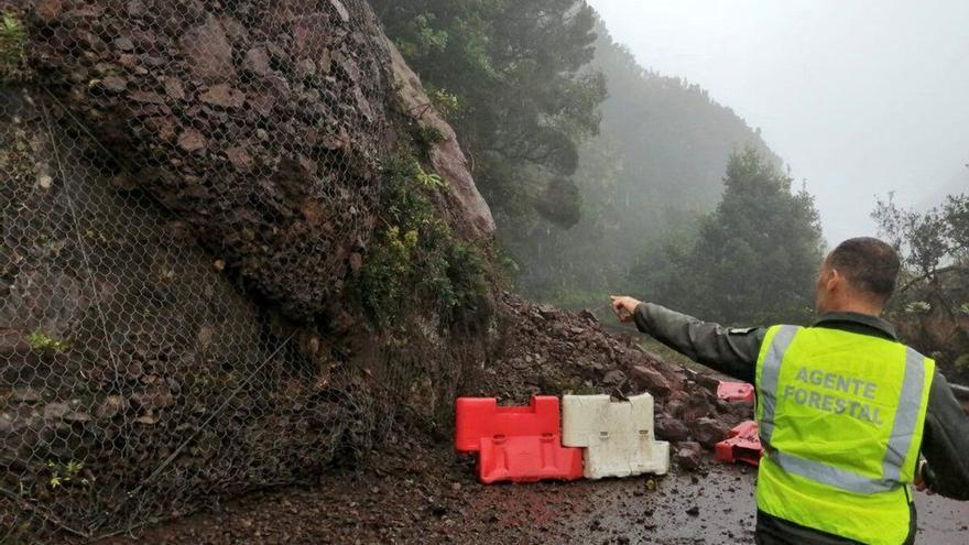Siete carreteras siguen cortadas en la provincia de Santa Cruz de Tenerife por el paso de la tormenta &#039;Hermine&#039;