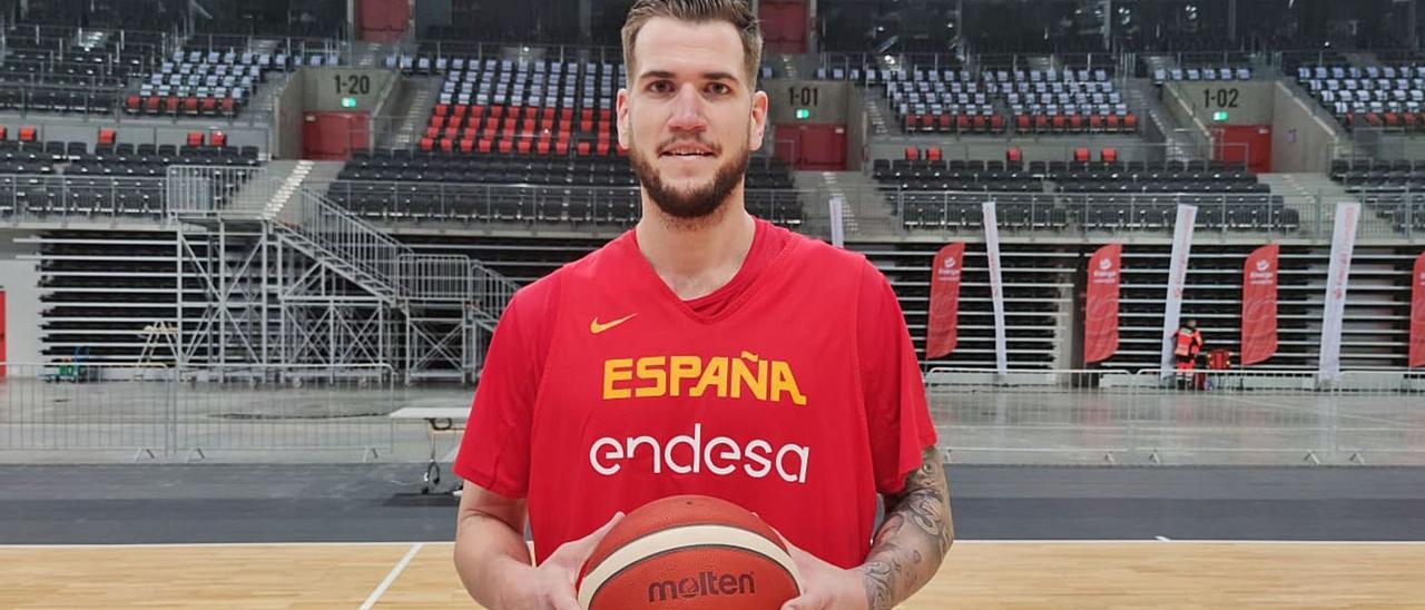 Fran Guerra, pívot grancanario del Lenovo Tenerife y de la selección española de baloncesto, ayer, tras acabar el entrenamiento con el equipo de Sergio Scariolo. | | FEB