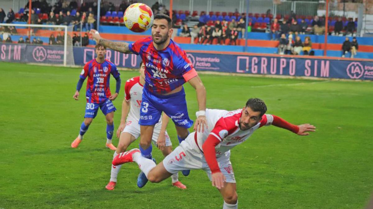 Jordan despeja de cabeza en una acción del Yeclano-Antoniano. | L.O.