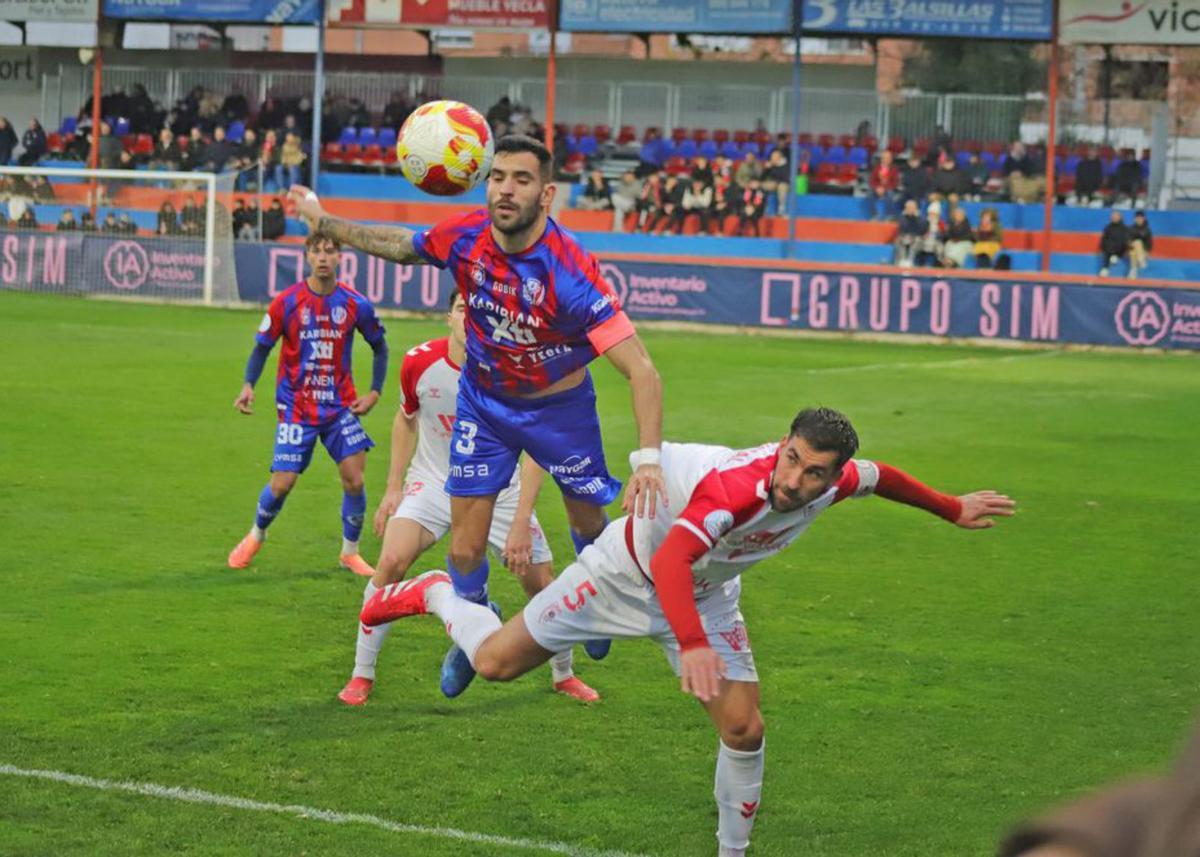 Jordan despeja de cabeza en una acción del Yeclano-Antoniano. | L.O.