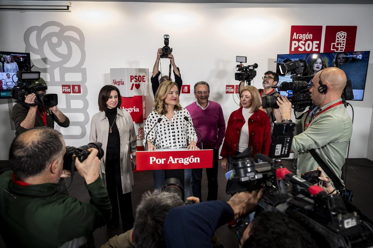 Pilar Alegría, junto a Ladrero, Sánchez Quero y Berges, en la noche electoral, en la sede del PSOE.