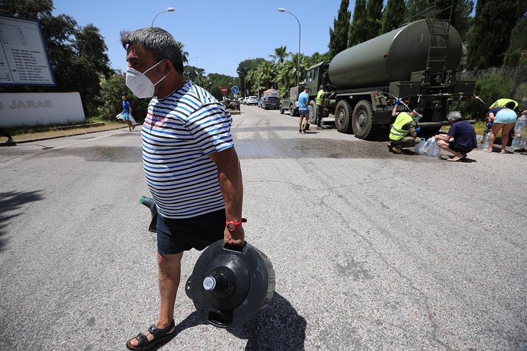 El Ejército y Emacsa reparten agua potable en la urbanización de Las Jaras