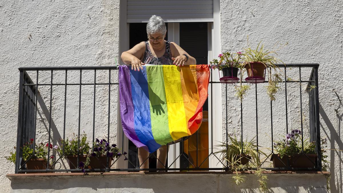 Una vecina de Náquera (Valencia) cuelga en su balcón la bandera LGTBI