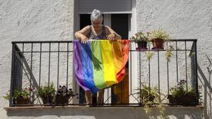 Una vecina de Náquera (Valencia) cuelga en su balcón la bandera LGTBI