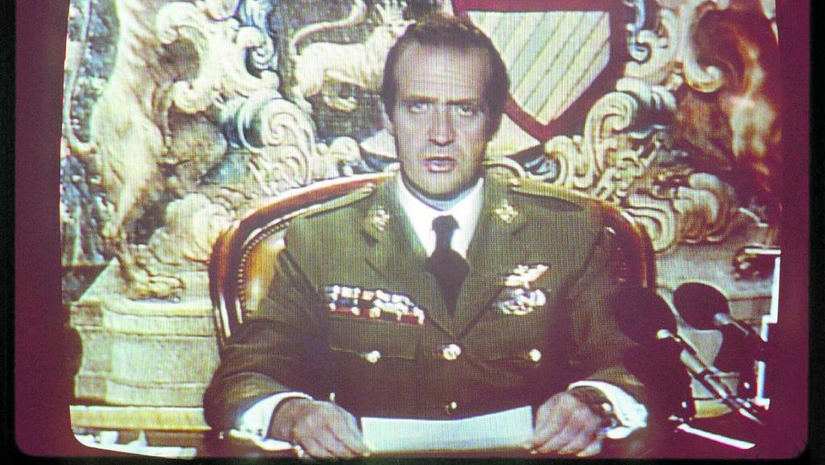 El rei Joan Carles es dirigeix a la nació des del palau de la Zarzuela la nit del 23 de febrer de 1981