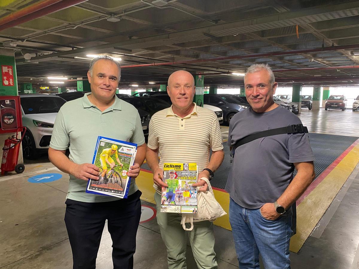 Los seguidores de Pogacar posan junto a las revistas del ídolo esloveno.