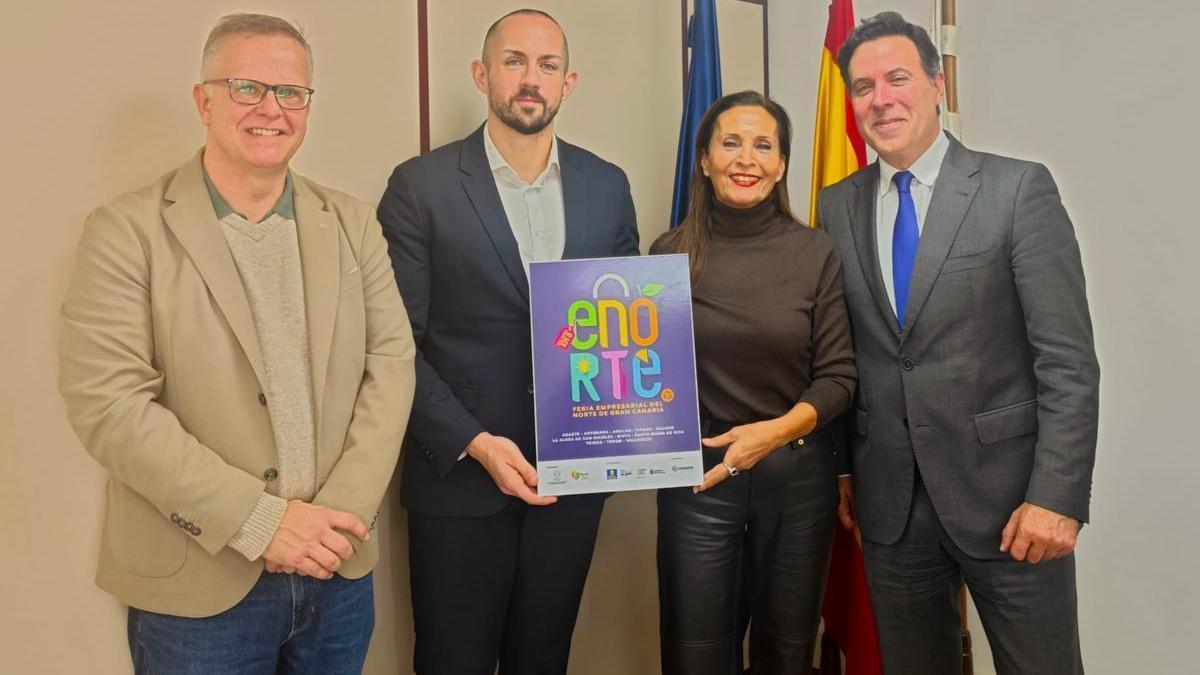 Alejandro Peñafiel, Julio Mateo, María del Carmen Rosario y Manuel Oliv (derecha), con el cartel de Enorte.
