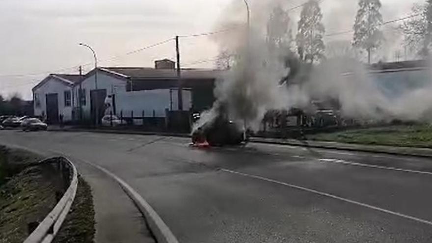El coche que se incendió en Rial, Val do Dubra, esta tarde