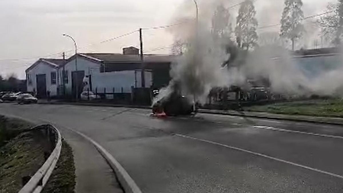 Detalle del turismo que ardió en Val do Dubra, pero sin que se registrasen heridos
