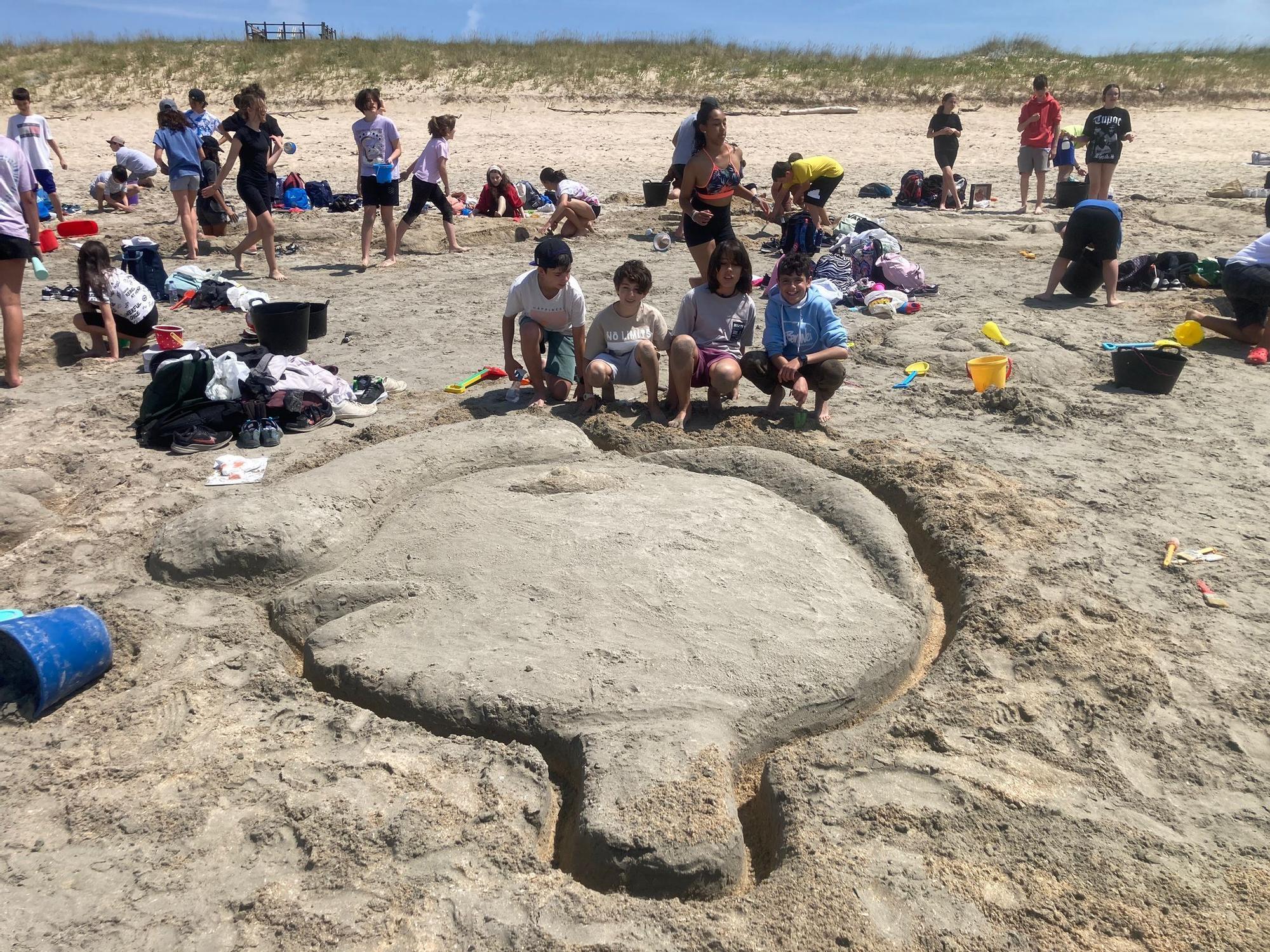 Participantes en la fiesta de las esculturas de arena desarrollada en A Lanzada, a instancias del IES Monte da Vila.