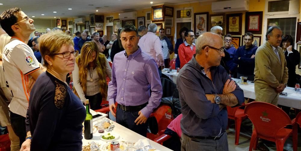 Amedeo Carboni cena con los peñistas en la Agrupación