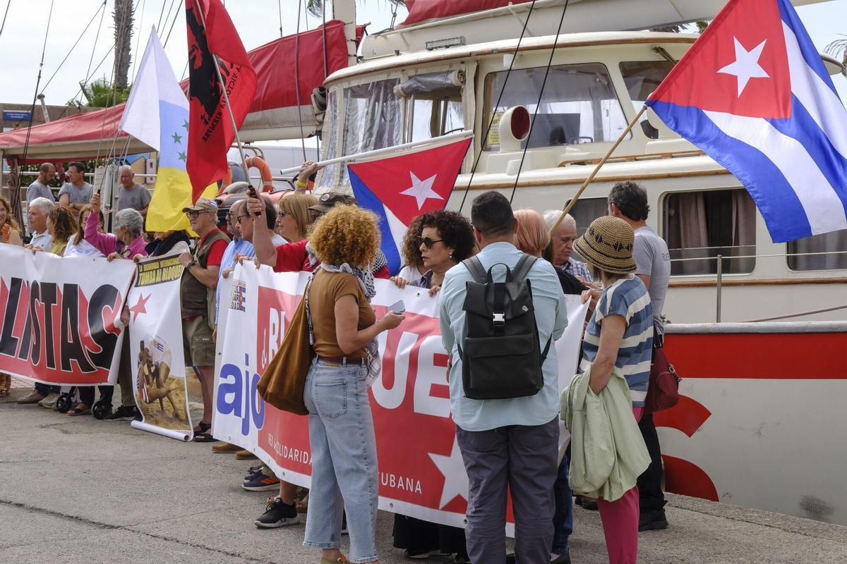Open Arms recala en el Puerto de Las Palmas para recabar apoyos antes de partir hacia Cuba para llevar placas solares a un hospital pediátrico de La Habana