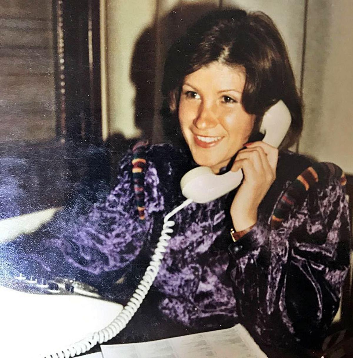 La joven voluntaria Mari Carmen Orellana, al teléfono en la primera mitad de los 80.