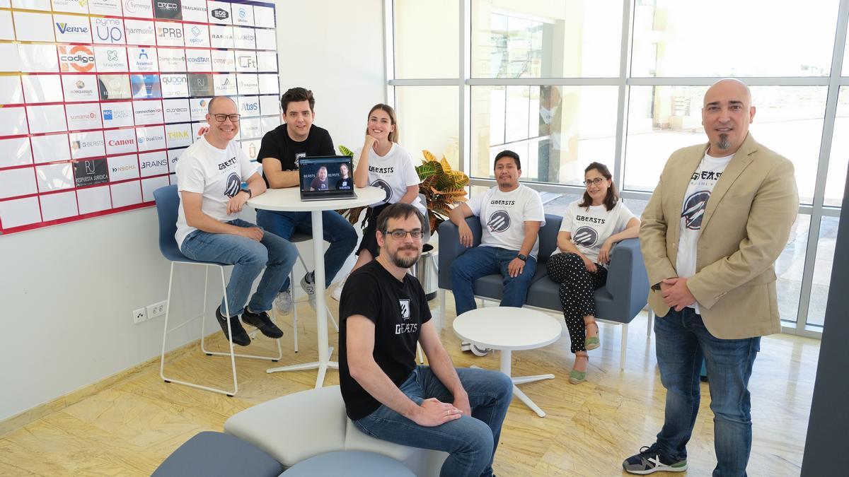Pablo Campos, a la derecha, con el resto del equipo de la startup alicantina.