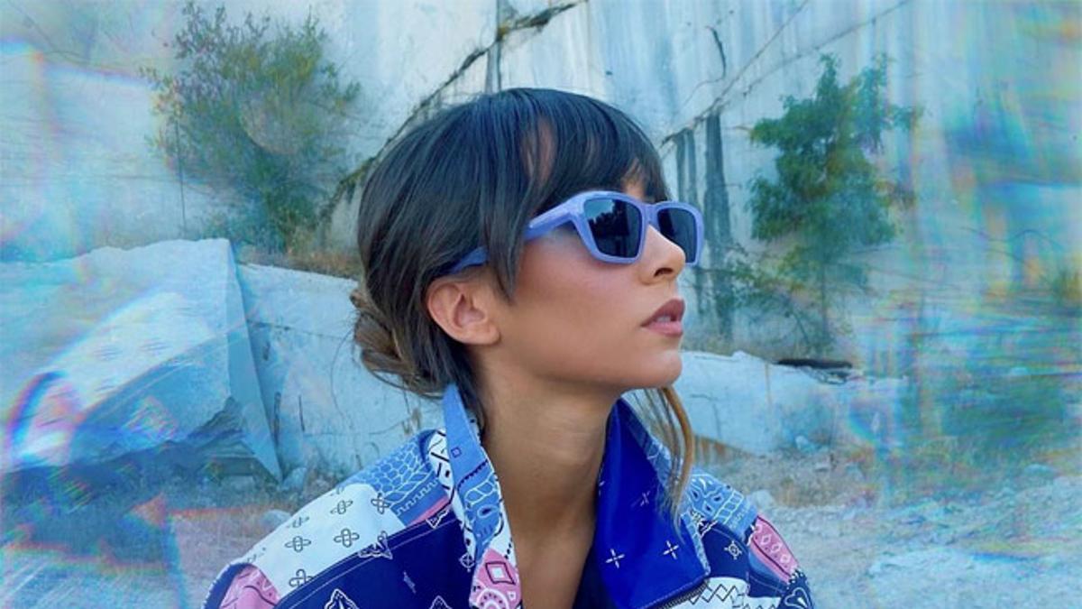 Aitana Ocaña con gafas de sol de su colección para mó de Multiopticas y chaqueta 'bomber' de las rebajas de Grimey