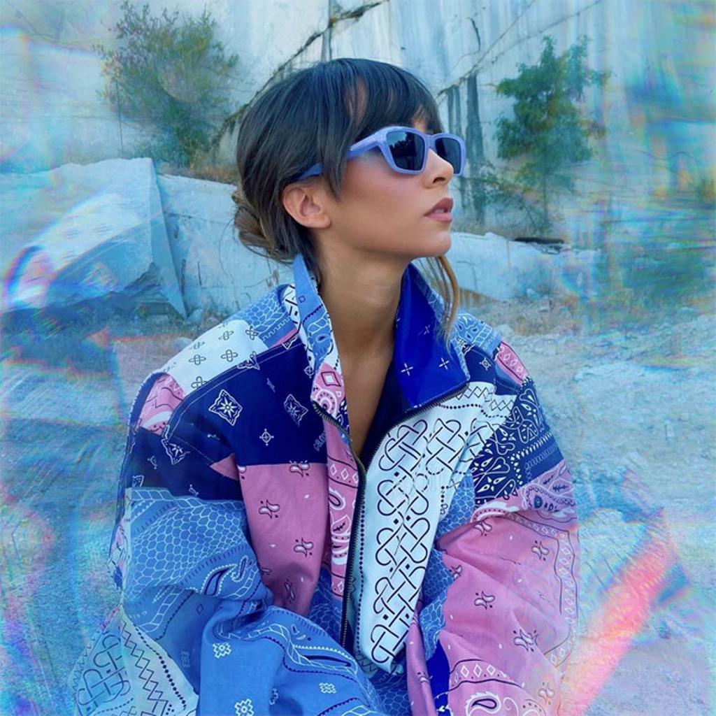 Aitana Ocaña con gafas de sol de su colección para mó de Multiopticas y chaqueta 'bomber' de las rebajas de Grimey