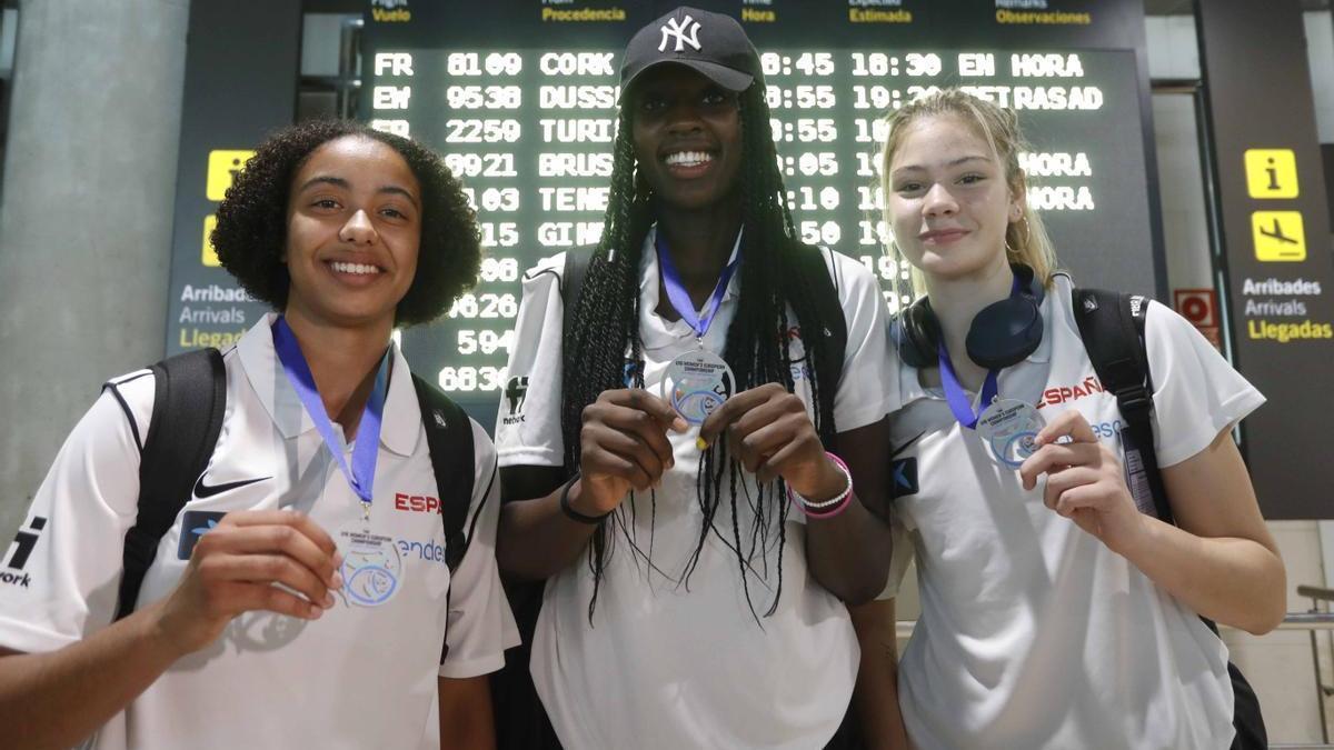 Mirembe Twehamye, Awa Fam y Lucía Rivas, con sus medallas en el aeropuerto de Manises