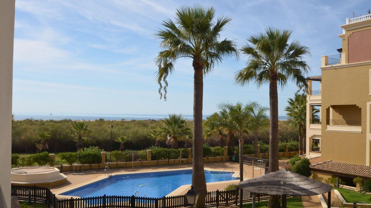 Exclusiva oportunidad en Huelva: piso con terraza, piscina y vistas al mar por 230.000 euros