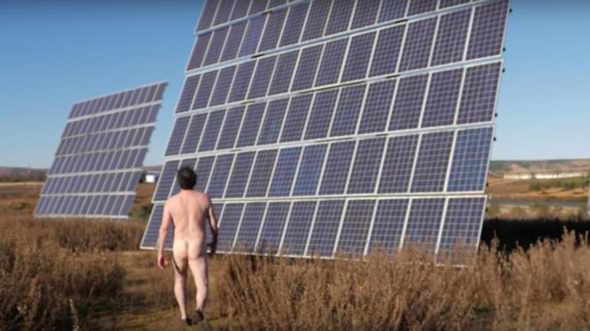 César Vea, desnudo frente a las renovables. Es la portada del corto que se presenta en breve.