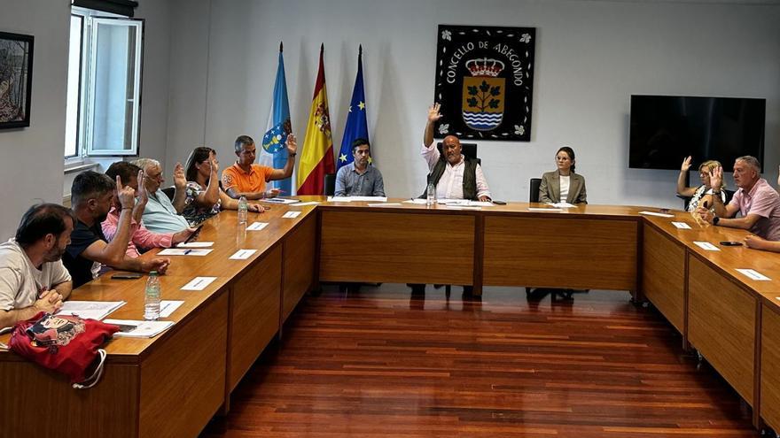 Concejales del Gobierno local y del PSOE votan a favor del PXOM, ayer, en el pleno abegondés. |   // L. O.