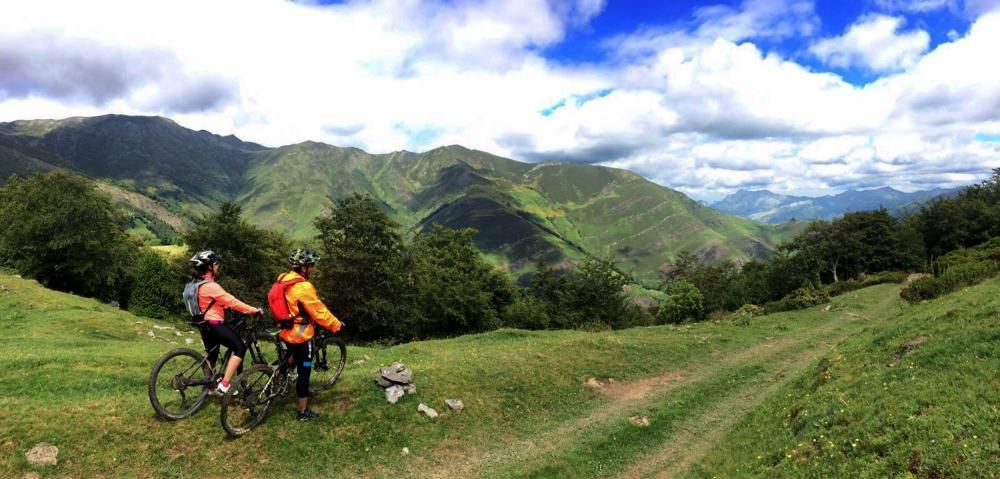 Dos ciclistas en la zona de Piedrafita.