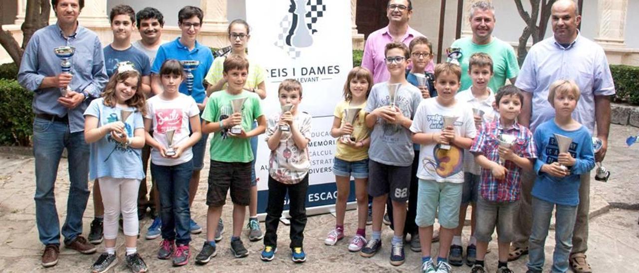 Jugadores premiados en el torneo escolar disputado en Manacor.