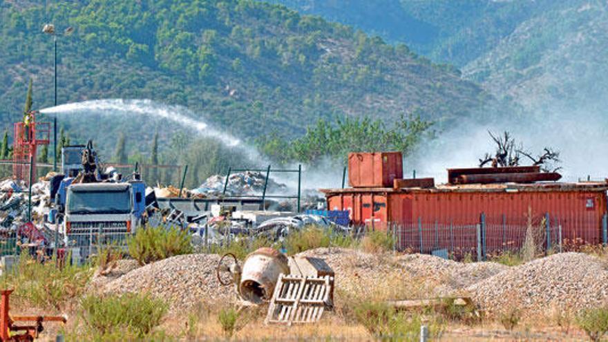 Un incendio calcina basuras almacenadas en una planta de reciclaje en Ses Veles