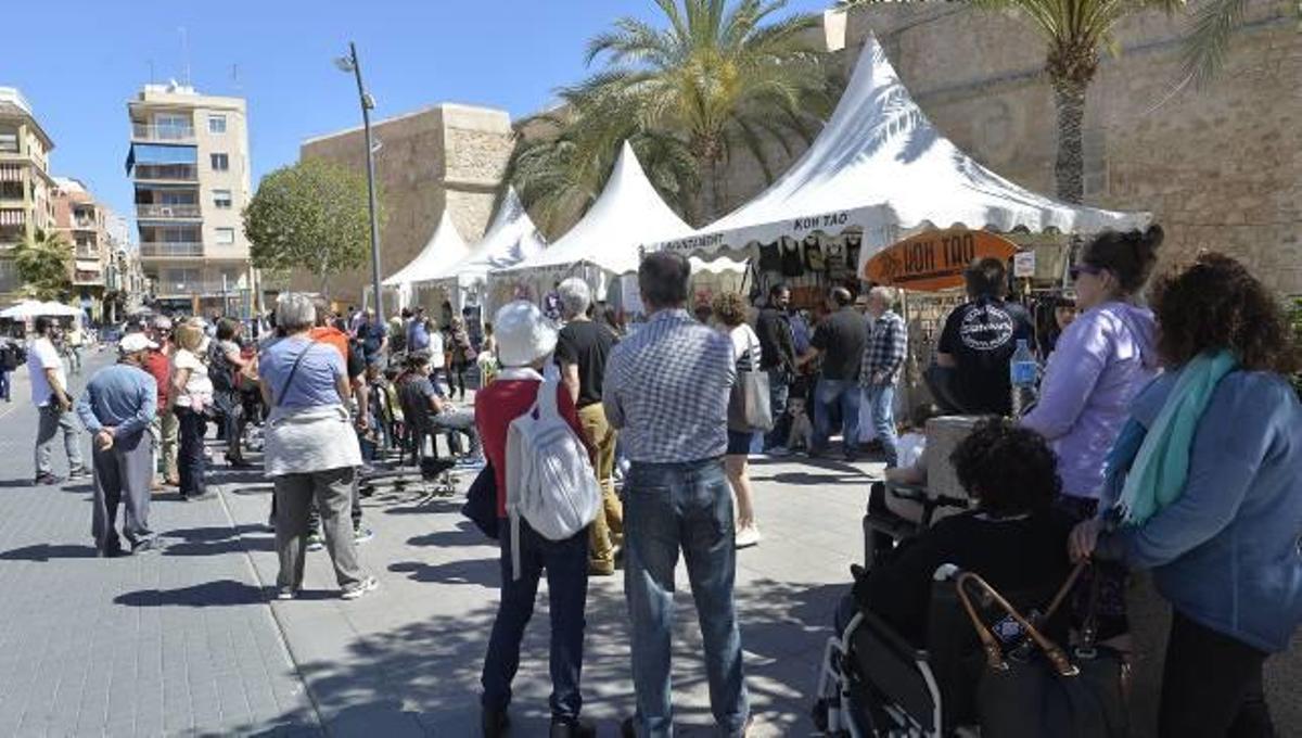 Santa Pola baja la persiana a un fin de semana de feria, fuego y música en directo